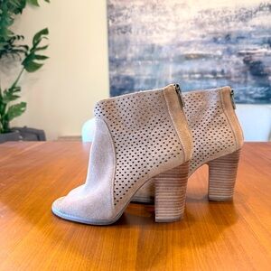 Lucky Brand Lamia Tan Suede Peep Toe Block Heel Booties Back Zipper Size 7.5